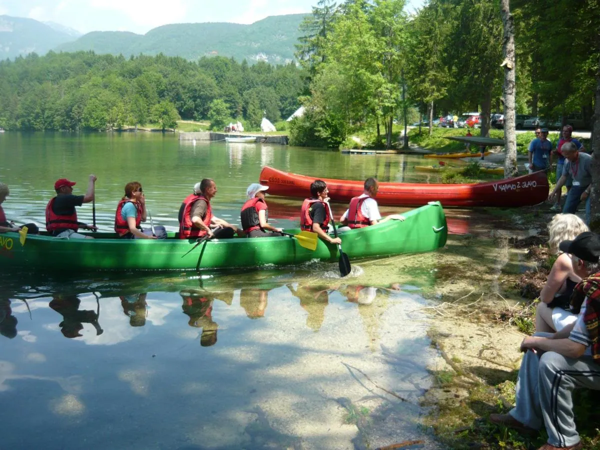 Dva kanuja z veslači na Bohinjskem jezeru