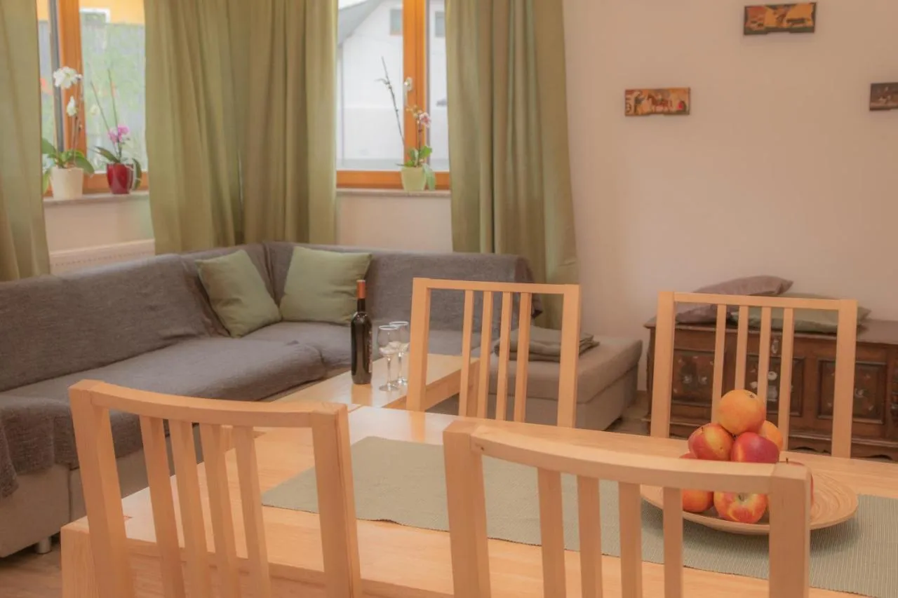 Jedilna miza in kotna sedežna garnitura v apartmaju v pritličju