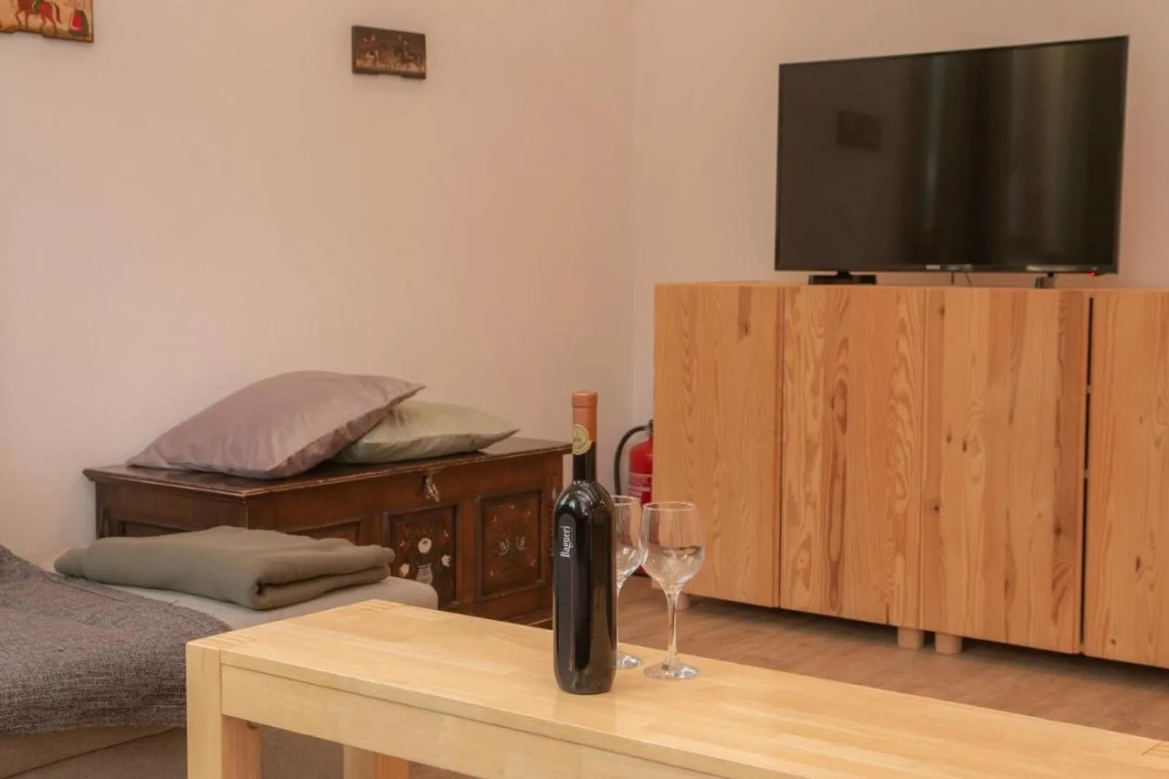 Televizor na leseni komodi in sedežna garnitura